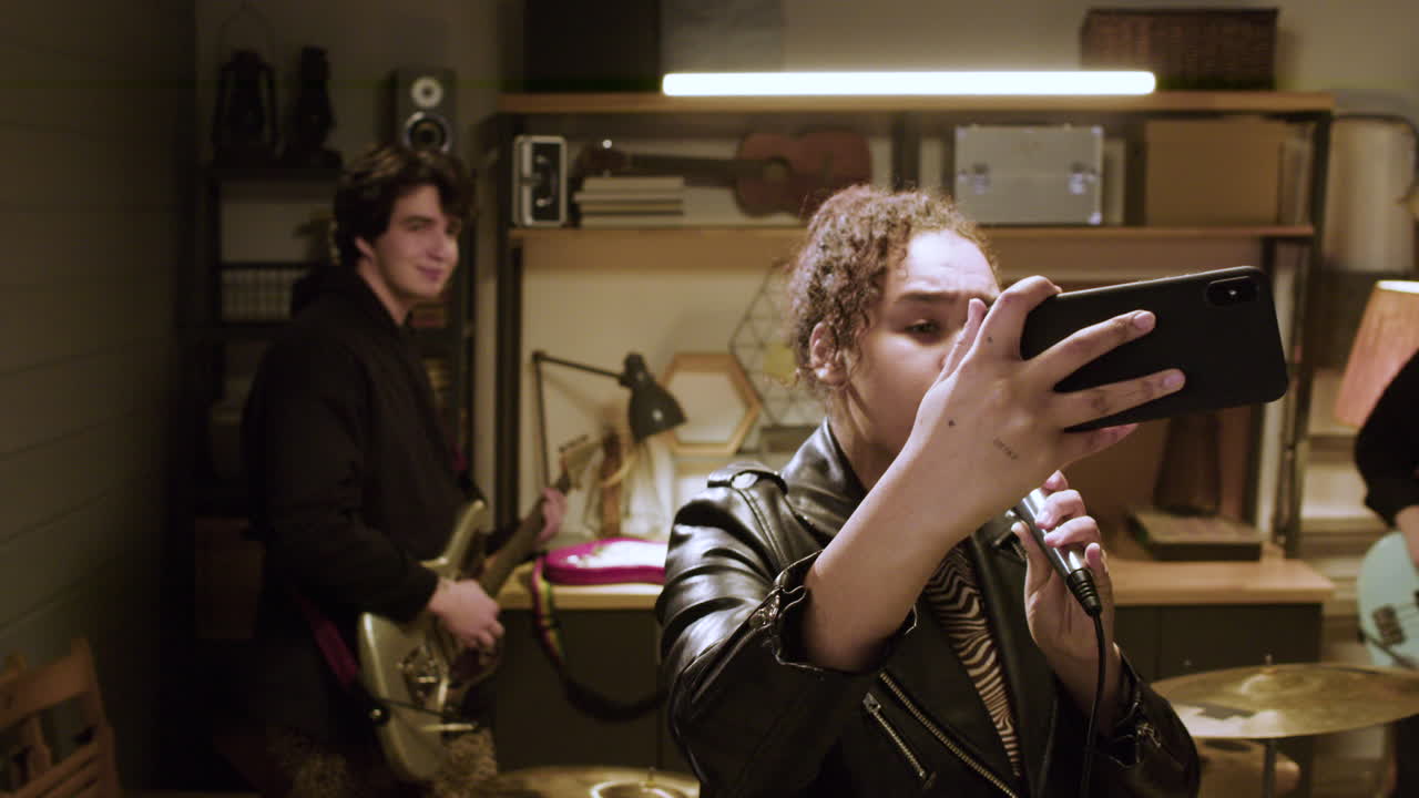 музыкальная группа в студии