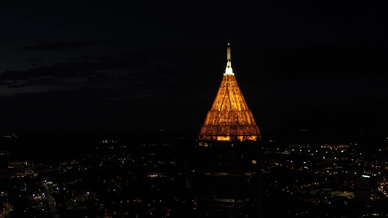 гул вокруг кроны высотки рано утром