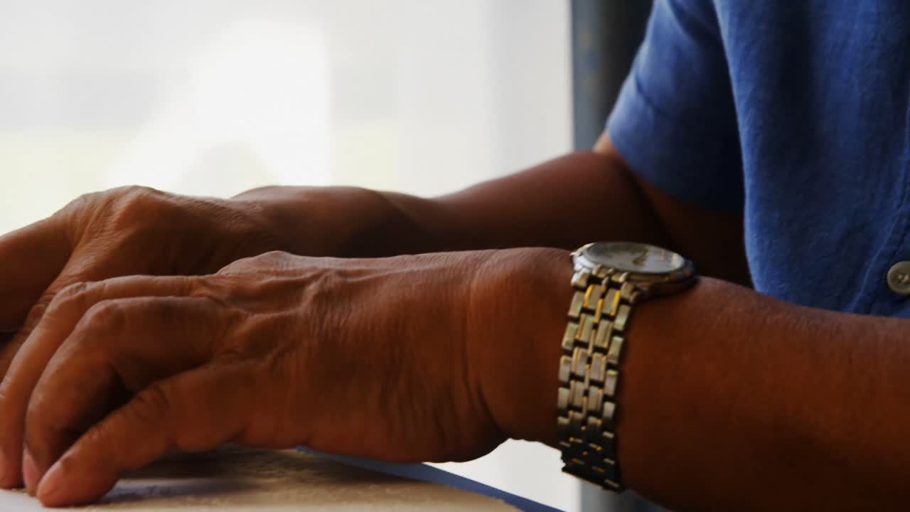 hombre ciego leyendo un libro en braille 4k