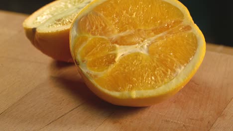 naranja fresca mitad naranja. sabrosa rodaja de naranja en fondo de madera