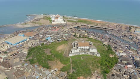 tanto el castillo como el fuerte dentro de la comunidad
