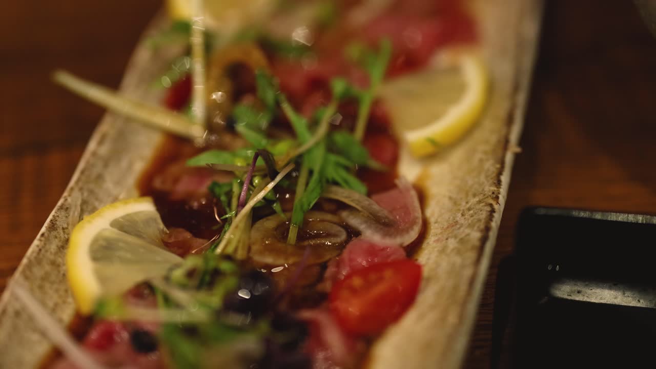 un plato japonés muy bien presentado en dubai