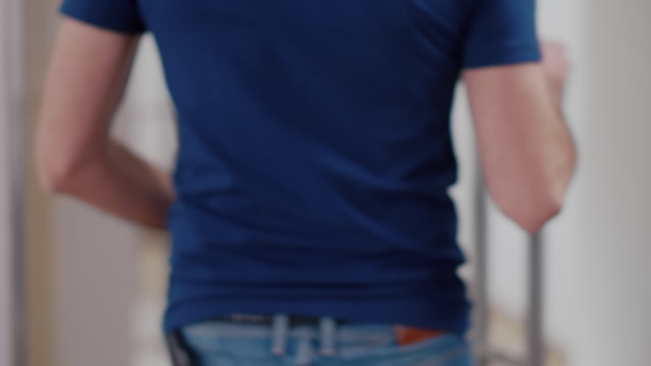 신용카드로 테이크아웨이 음식 주문을 지불하는 기업가 여성의 클로즈업