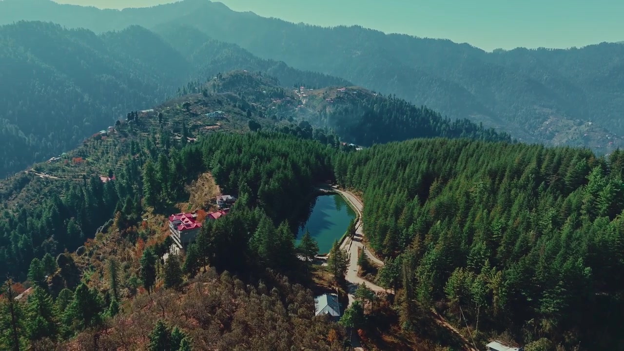 Widok z lotu ptaka na jezioro Tai Jubbar położone w gęstym lesie sosnowym w Shimli, Himachal Pradesh