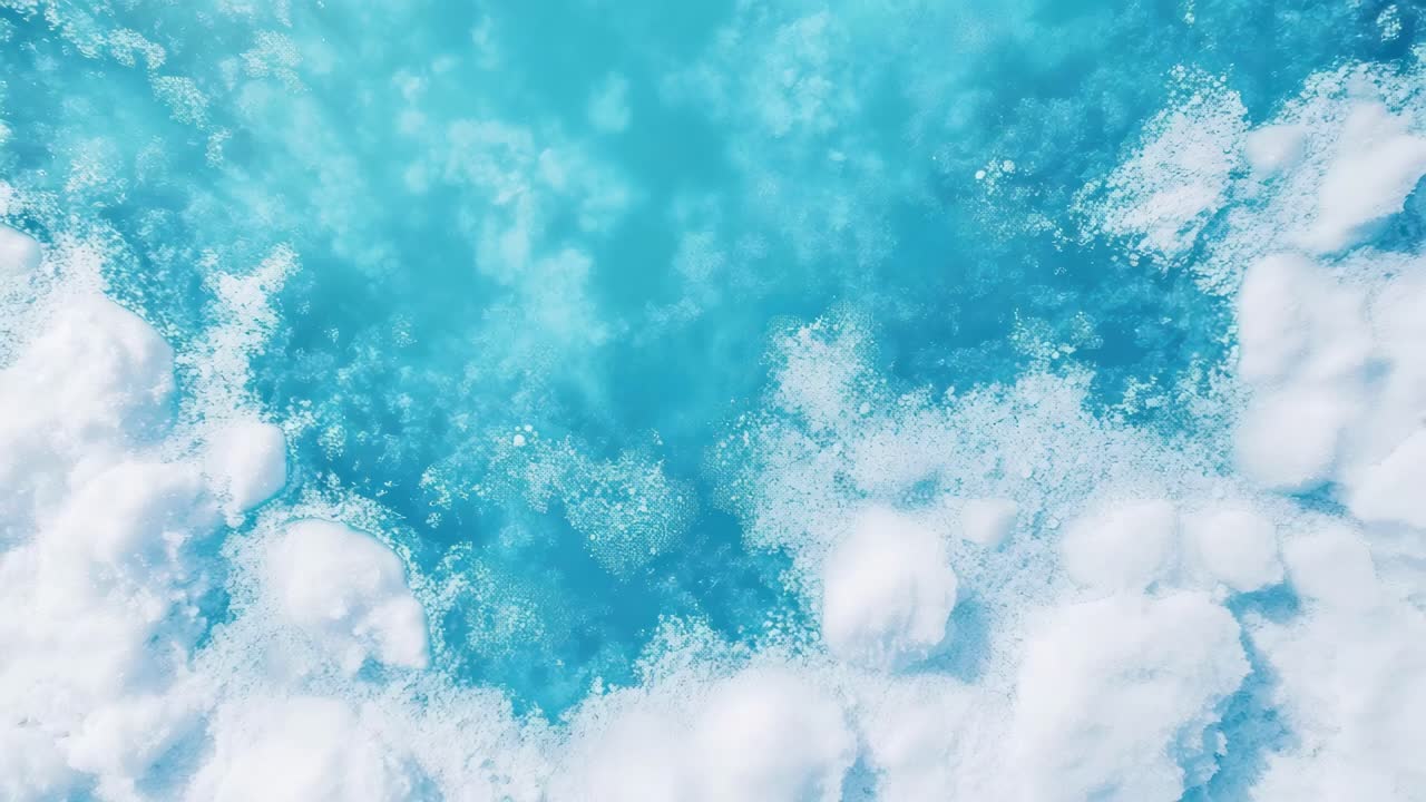 Vista dall'alto di soffici nuvole bianche su un cielo blu, simile a un sereno filmato aereo che cattura