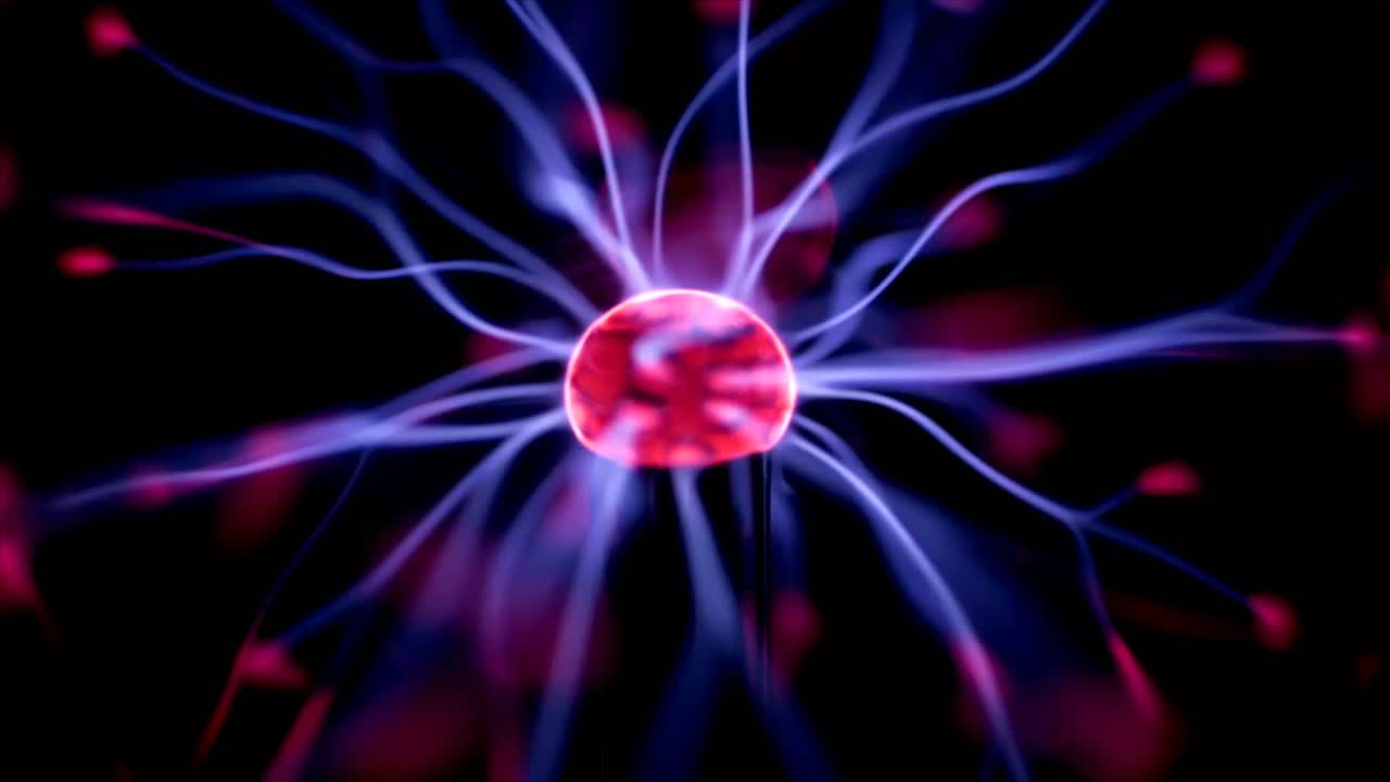Primo piano di sfera al plasma con scariche elettriche