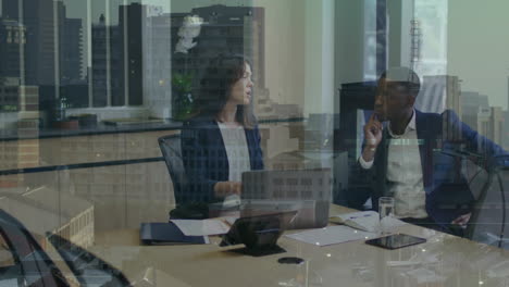 deux hommes d'affaires, un homme et une femme, discutent de quelque chose sur un ordinateur portable dans un bureau moderne