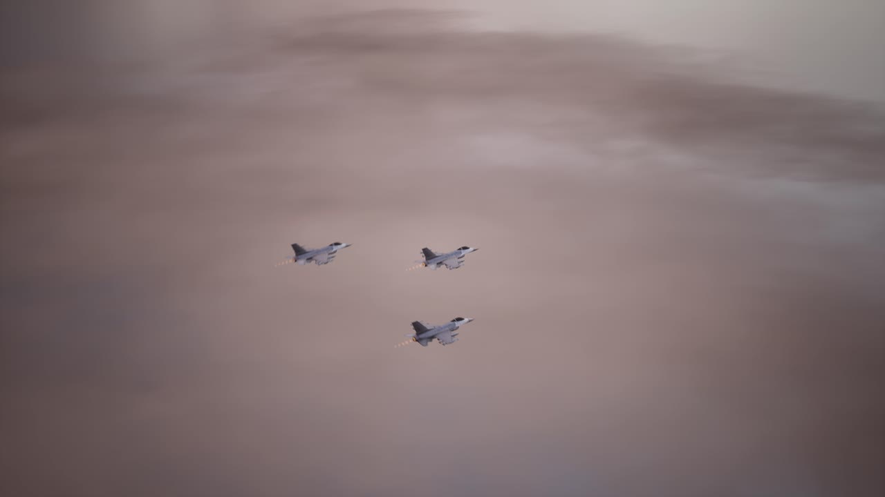 Drie Straaljagers Vliegen in Formatie in een Bewolkte Lucht