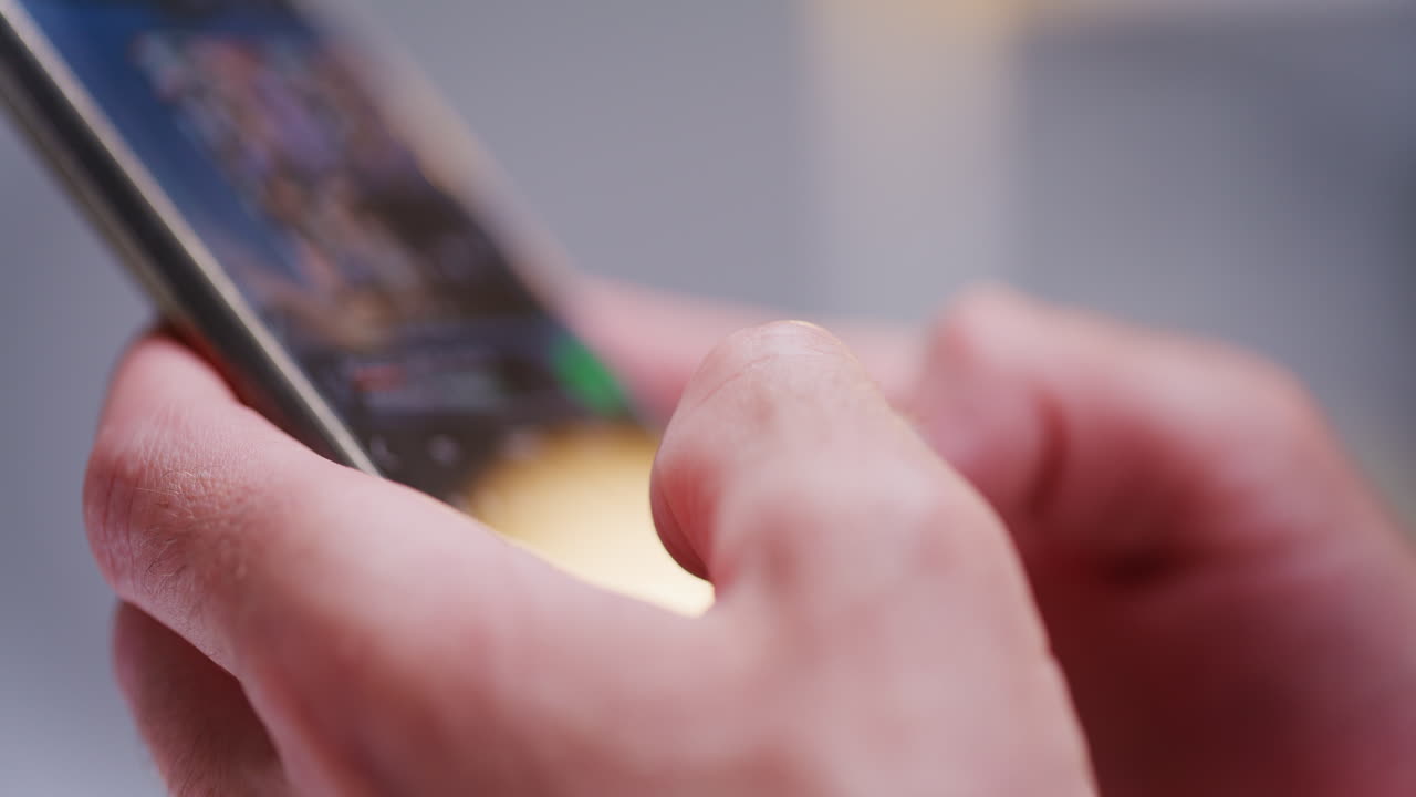 hombre escribe un mensaje de texto en su teléfono inteligente