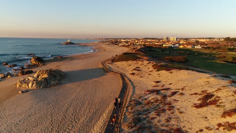 Wellen-An-Einem-Sandstrand-Bei-Sonnenuntergang