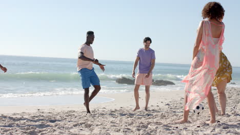 jóvenes adultos disfrutan de un juego de fútbol en la playa, con espacio para copiar