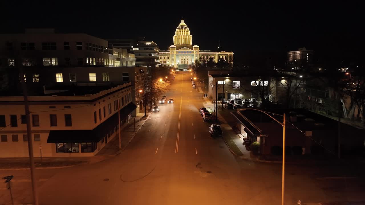 아칸소 주 리틀 록 (little rock) 에 있는 아칸소 주립 의회 건물 (arkansas state capitol building) 은 밤에 드론 영상으로 낮고 앞으로 이동하고 있습니다.