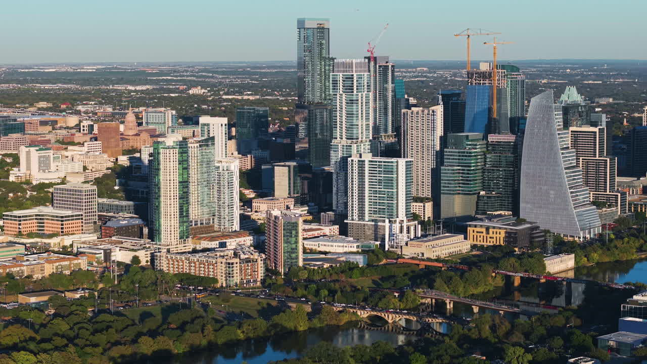 미국 오스틴의 주거 및 사무실 타워의 파노라마 드론