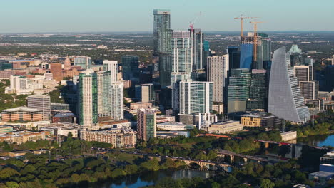 tomada panorámica de drones de torres residenciales y de oficinas en austin, puesta de sol en estados unidos