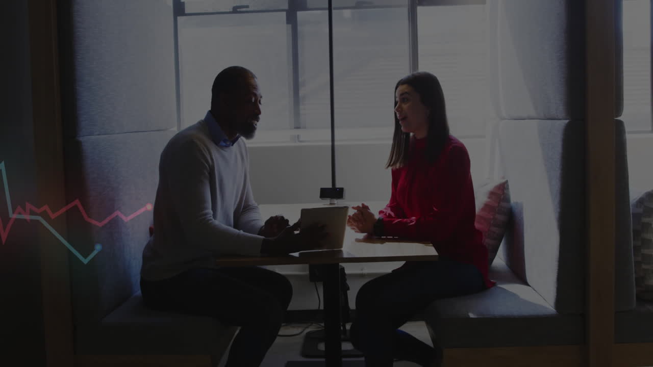 Diskuterer arbeid, to personer på moderne kontor sitter ved et bord med animasjon