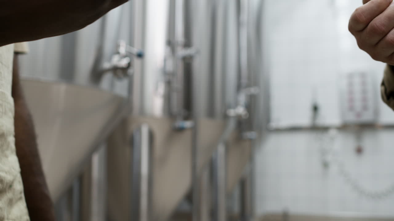 두 남자가 실내에서 상호 작용하고 있습니다.