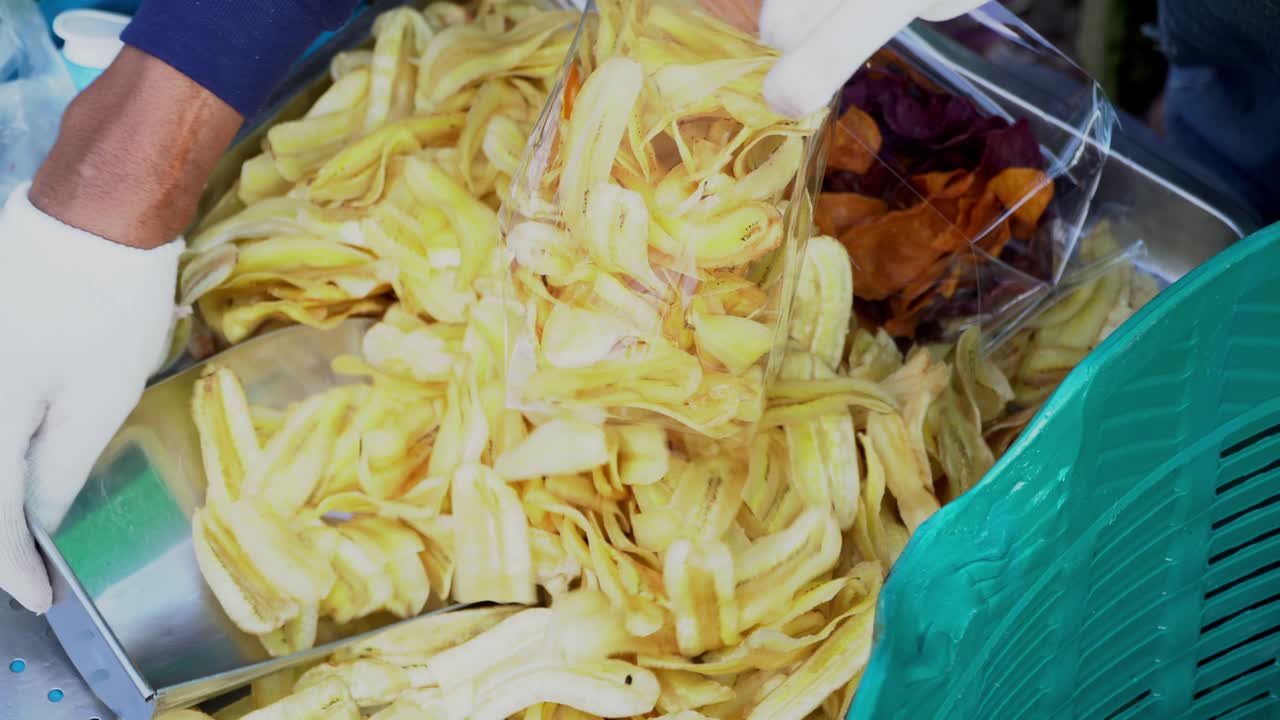 chips de plátano crujientes - plátano en rodajas frito o al horno