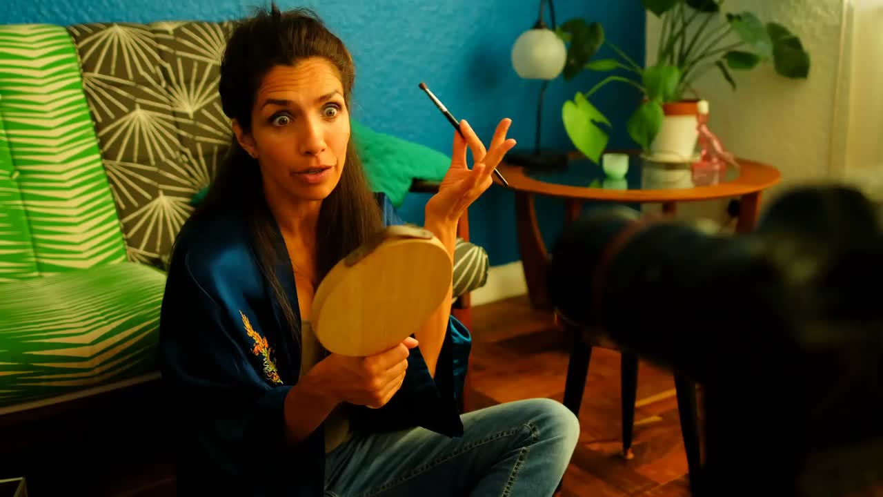 blogger de video grabando un video sobre el maquillaje 4k