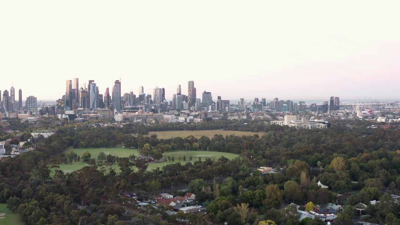 Krásné ranní svítání, letecký záběr z jeřábu odhalující Melbourne a dominanty jeho panoramy města