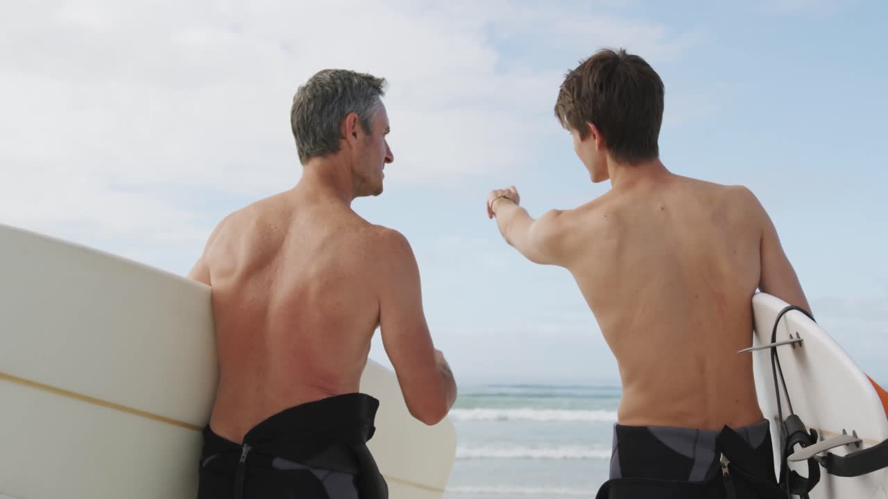 아버지 와 젊은 성인 아들 이 함께 야외 활동 을 즐기고 있다