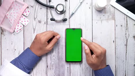 médico que utiliza un teléfono inteligente para la consulta