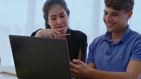 Grupo-De-Empresarios-Creativos-Conversando-En-El-Escritorio-De-La-Oficina-En-El-Lugar-De-Trabajo.