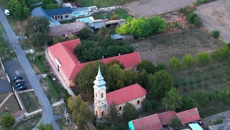 vista ampliada de la iglesia y el pueblo
