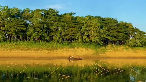 bunte landschaft des surma-flusses, kamerafahrt eines trawlers, der den fluss überquert, tag