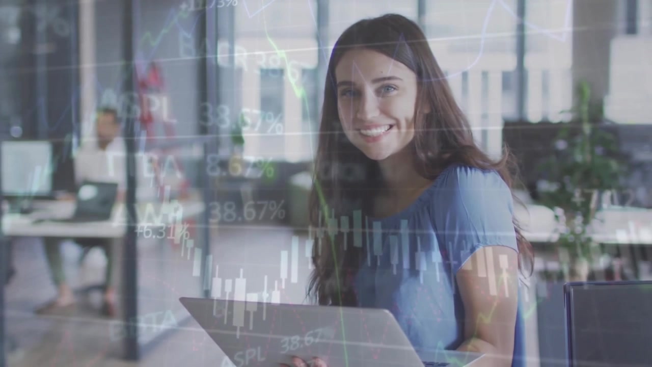 Empresaria sonriente sosteniendo un portátil en una oficina moderna con superposición de datos financieros.
