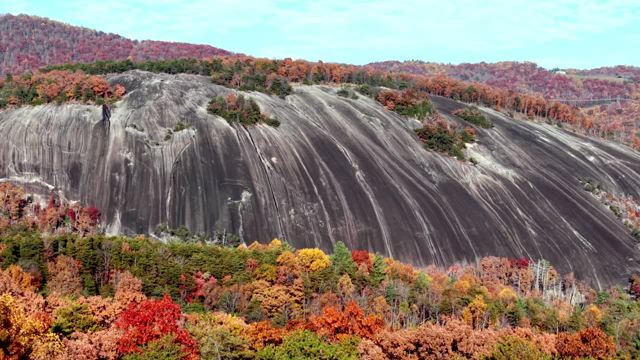 toma aérea acercándose a Stone Mountain (Carolina del Norte)