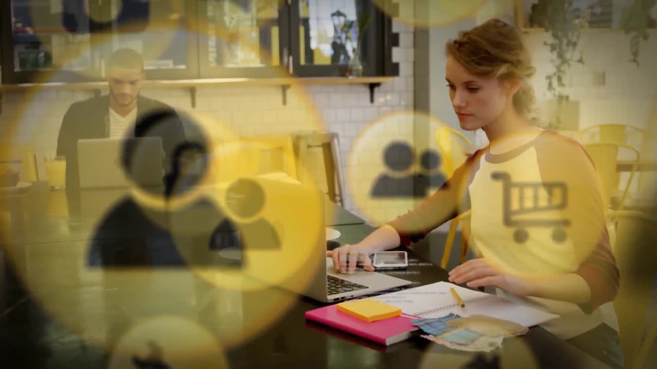 iconos digitales contra la mujer usando computadora portátil y tomando notas