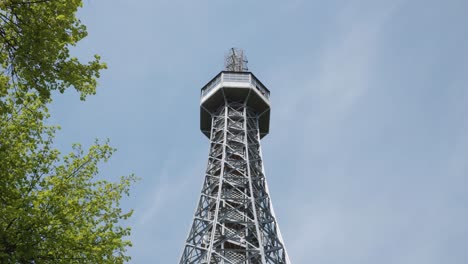 Torre-De-Vigilancia-Petrin-En-Praga,-República-Checa,-Tiro-Inclinado-Hacia-Abajo