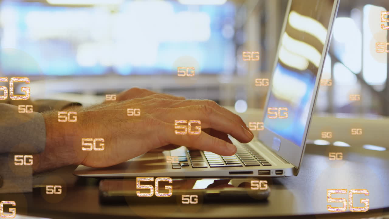 animación de múltiples textos 5g sobre manos recortadas de un hombre caucásico escribiendo en el teclado de una computadora portátil