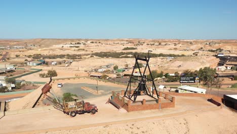 Excelente-Toma-Aérea-De-Un-Sitio-Industrial-En-Coober-Pedy,-Sur-De-Australia