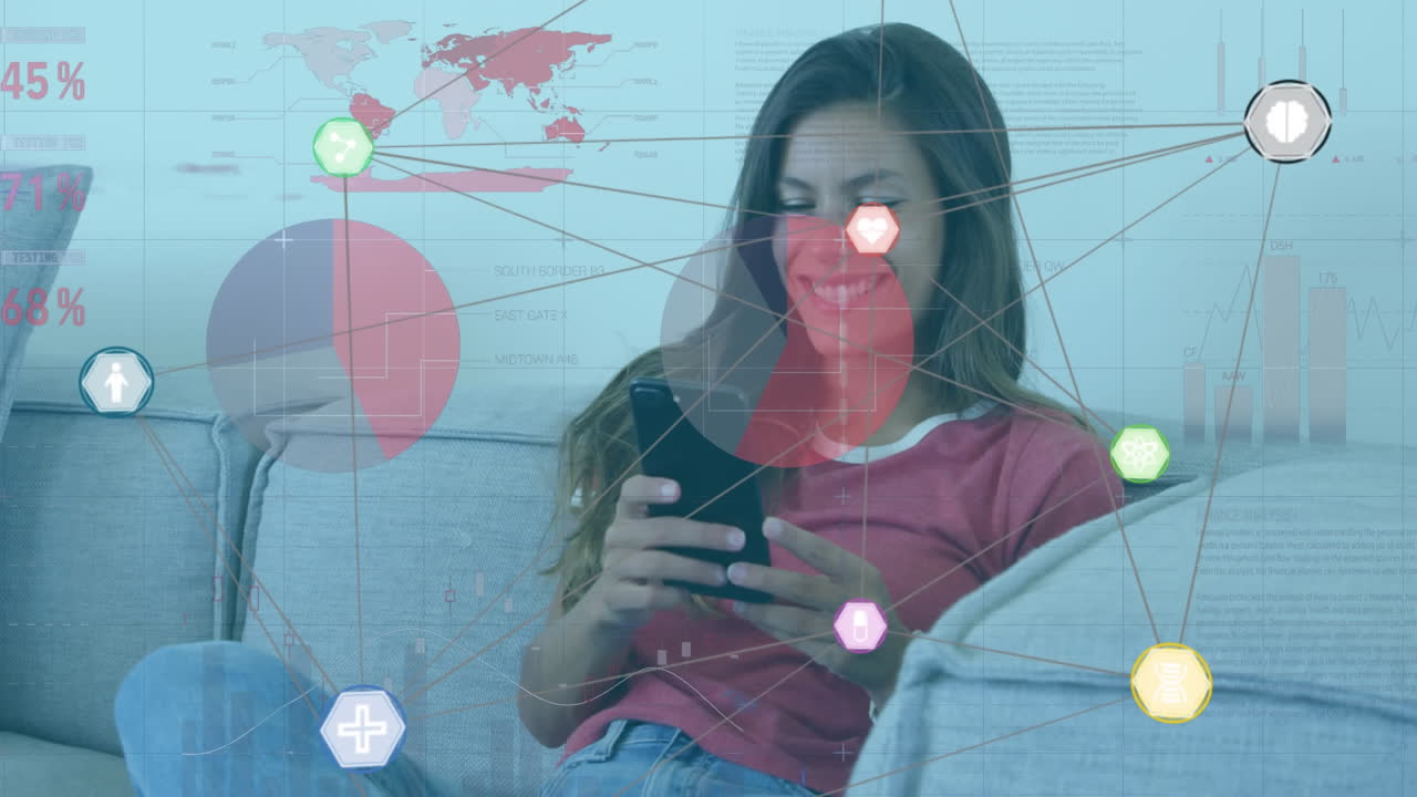 de iconos de conexiones web y procesamiento de datos financieros contra mujeres que usan relojes inteligentes y teléfonos inteligentes