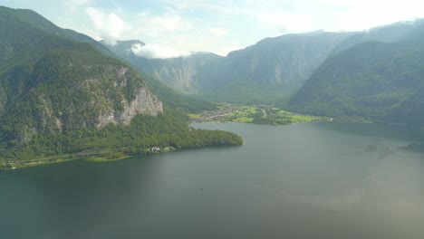 Amplíe-El-Pequeño-Pueblo-Visto-Desde-La-Pasarela-Elevada-De-Hallstatt.