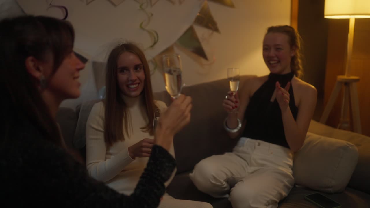 파티 에서 축하 하는 여자 들