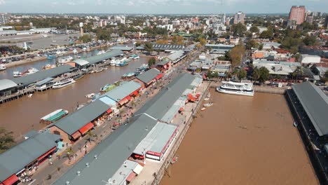 Toma-Aérea-De-Establecimiento-De-Puerto-De-Frutos,-Una-Atracción-Turística-En-La-Ciudad-De-Tigre,-Argentina