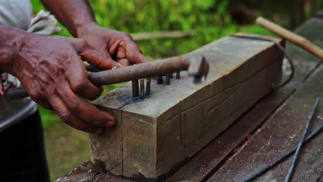 Carpintero-Que-Trabaja-En-Condiciones-Laborales-Deficientes-Utilizando-Herramientas-Manuales-En-India