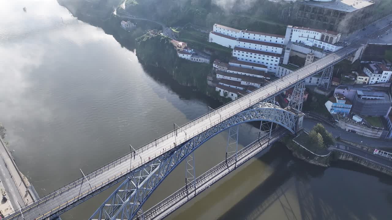 도시 의 강 을 가로지르는 다리 의 공중 사진