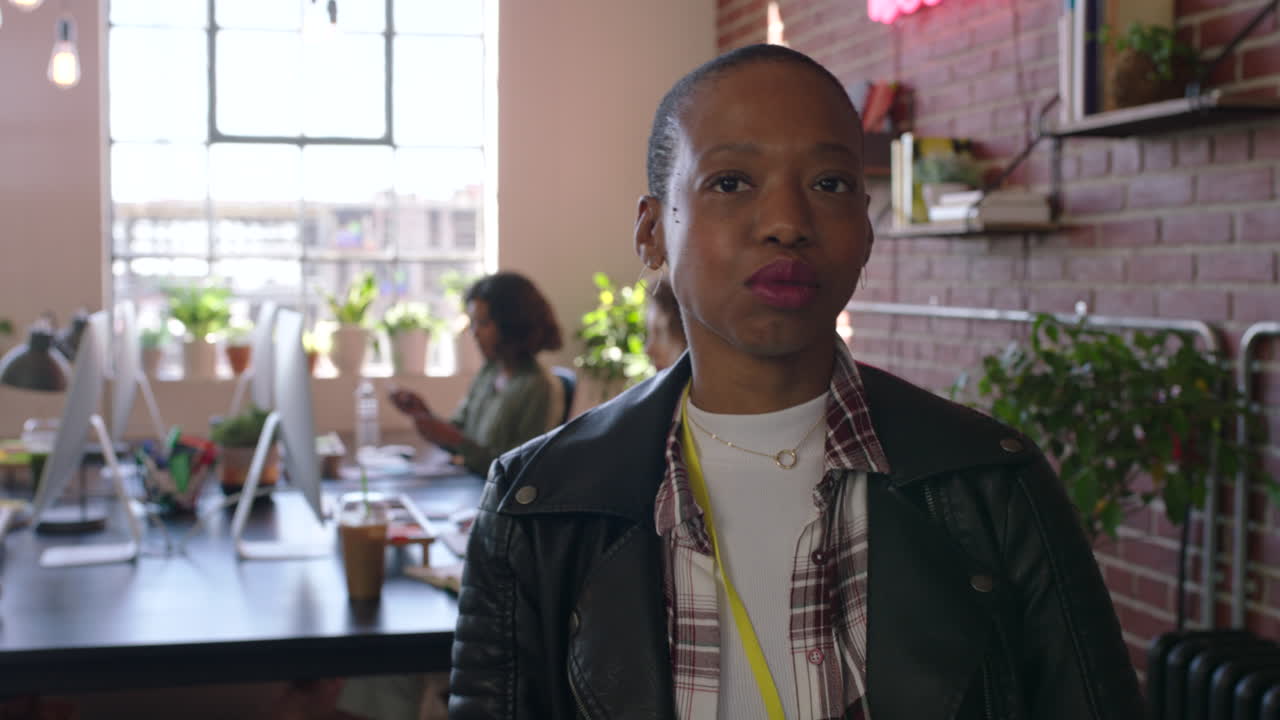 흑인 여성, 행복하고 자랑스러운 그래픽 디자이너