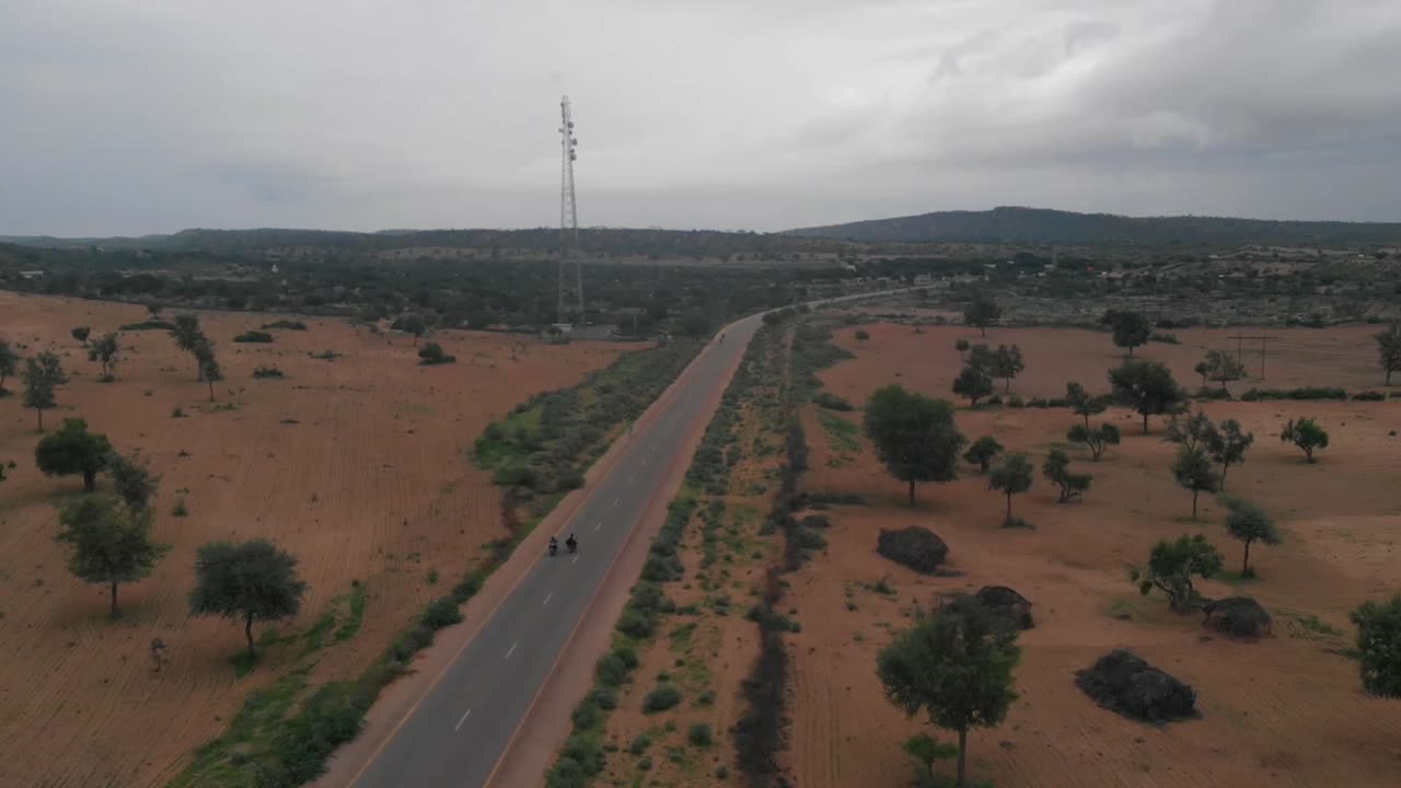 무인 항공기가 두 명의 바이커를 공중 촬영합니다.