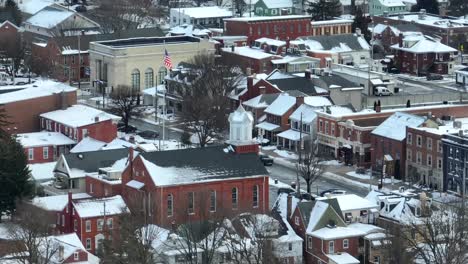 Amerikanische-Flagge-In-Einer-Kleinen-Stadt-In-Den-USA,-Bedeckt-Mit-Winterschnee