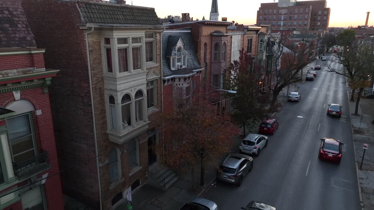 casas históricas en fila en la ciudad urbana de ee.uu.
