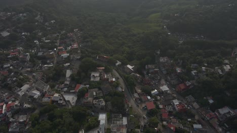 Pueblo-De-Xilitla,-Vista-Aérea-En-La-Selva-De-México,-Naturaleza-Panorámica-Cinematográfica