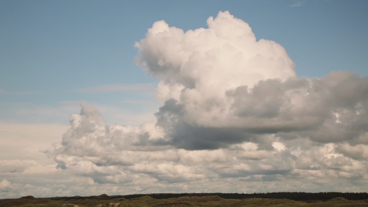cielo dramático con formación de nubes sobre dunas de arena en el mar del norte costa en dinamarca