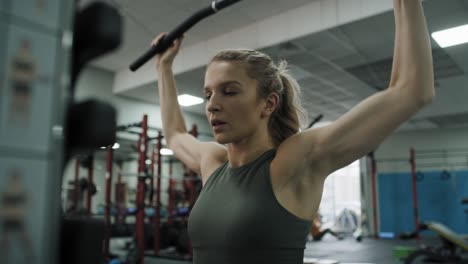 Junge-Kaukasische-Frau-Trainiert-Mit-Gewichten-In-Einem-Fitnessstudio.