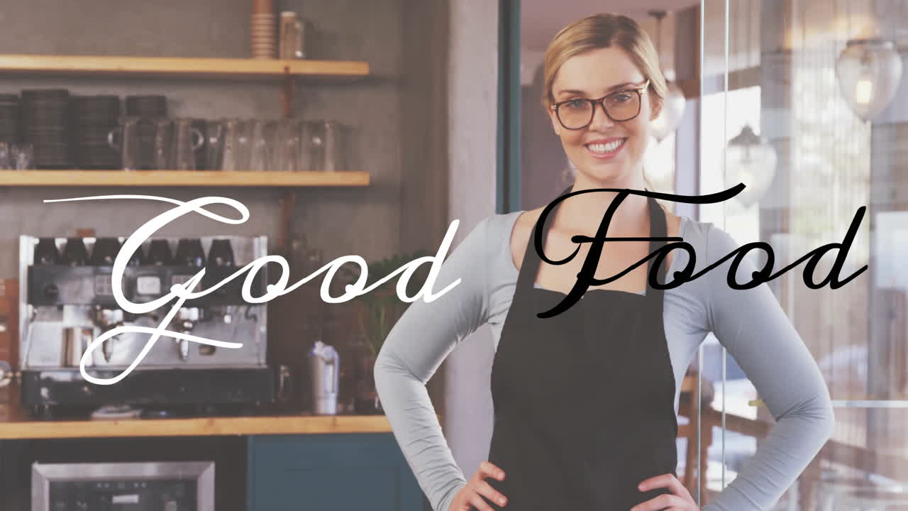Donna sorridente in grembiule in piedi in cucina con animazione del testo "Good Food" in sovrimpressione