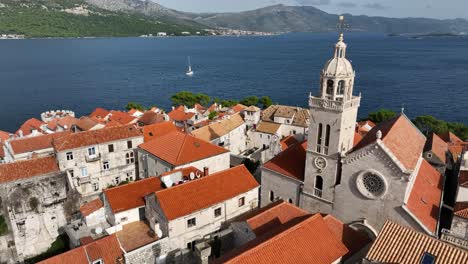 공중 도 korcula 크로아티아 섬, 아드리아 해 풍경, 식민지 교회, 여름 여행 목적지에 있는 도시 건물