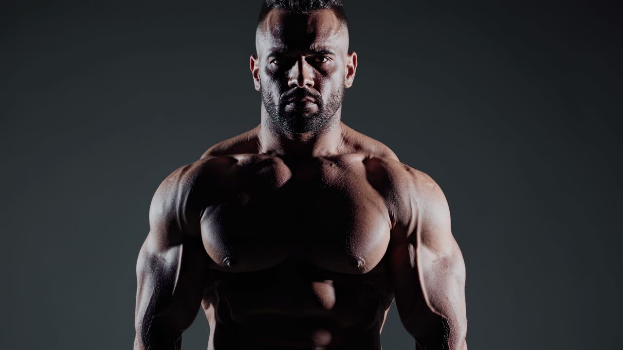 hombre musculoso posando